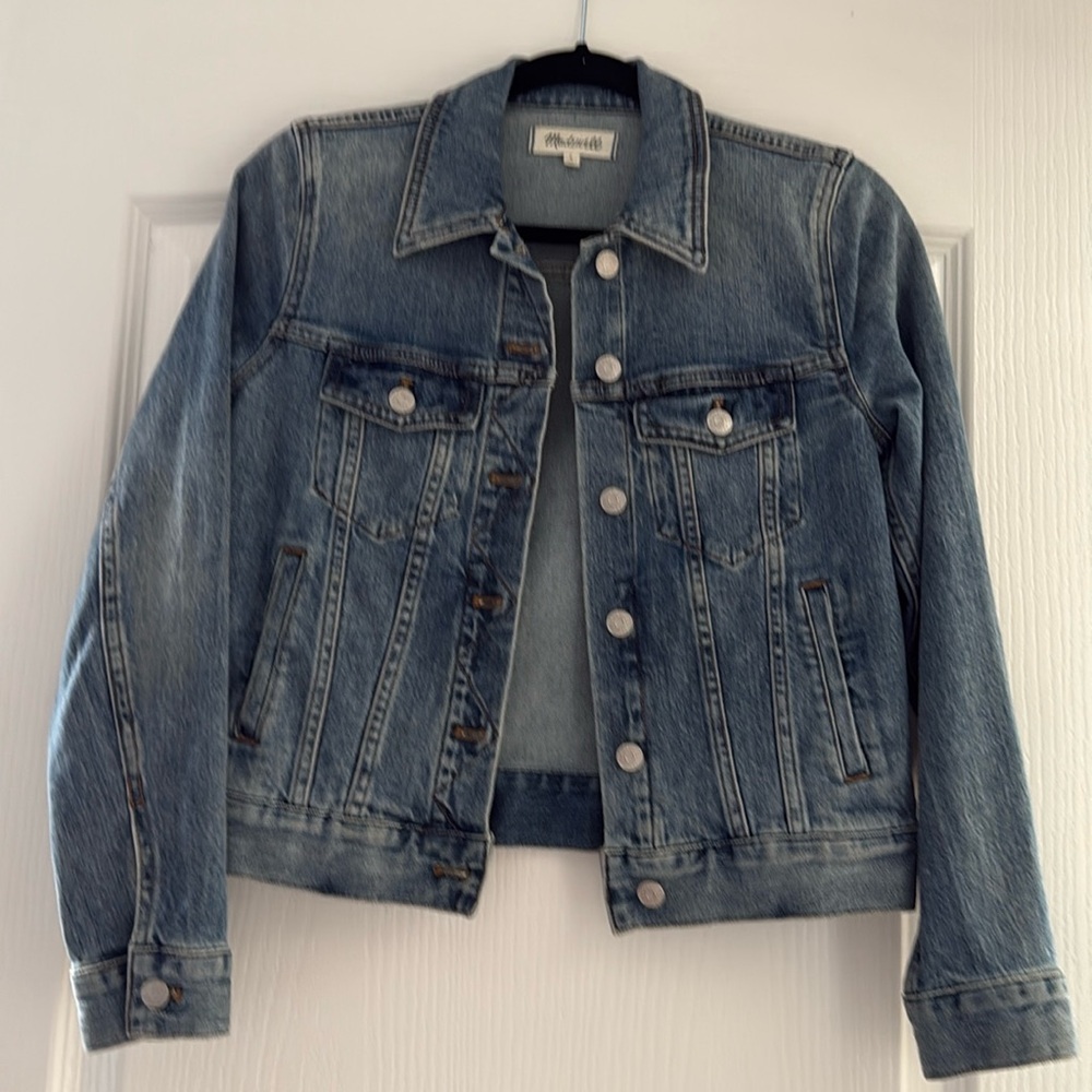 Madewell Jean jacket
Gently worn
Beautiful jacket 
Size small
